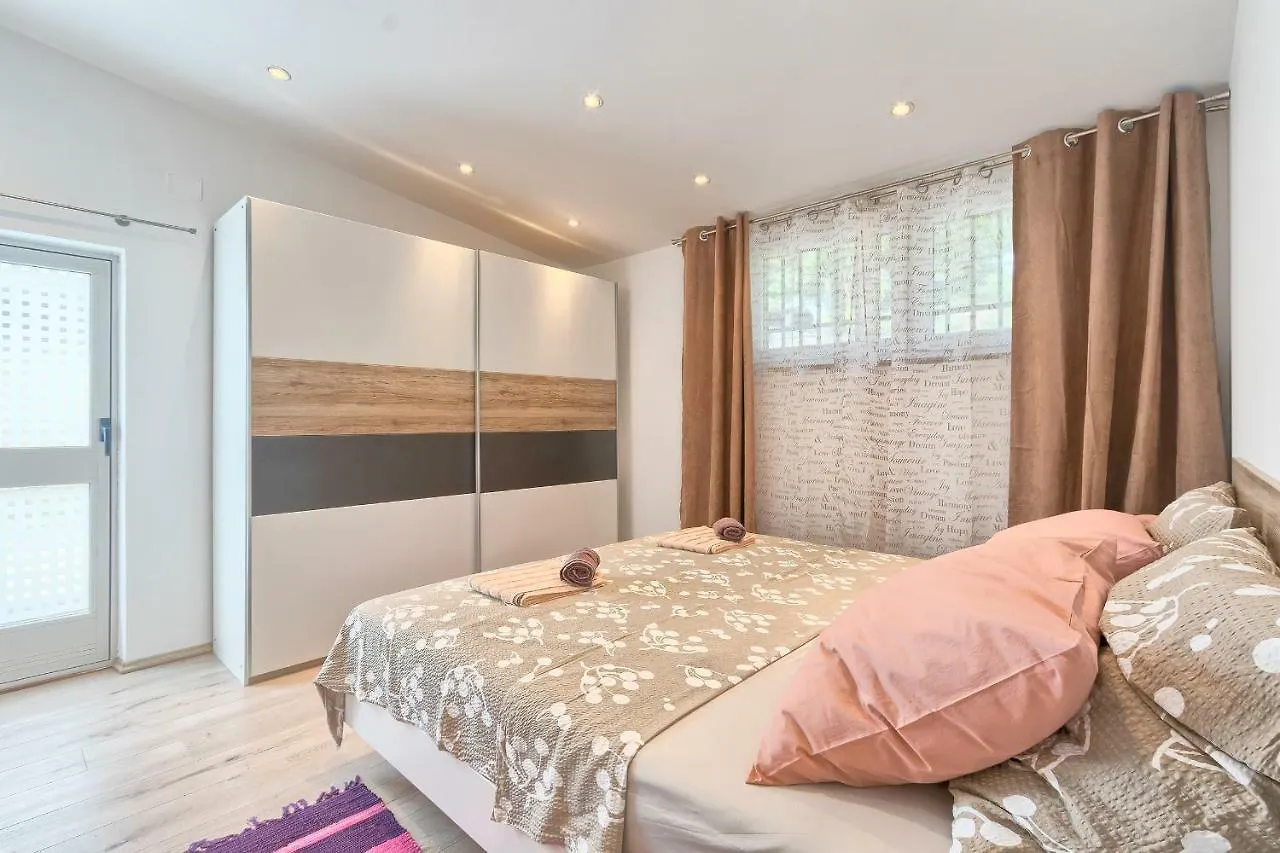 Wellness Apartman Kaiser Pula 0*,  Croatia